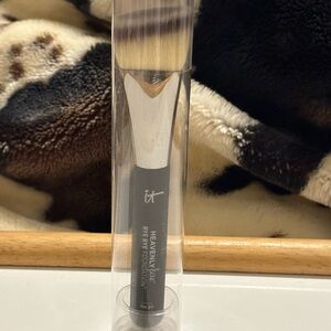 IT Cosmetics Heavenly Luxe Brush with Black Handle and Cream Bristles